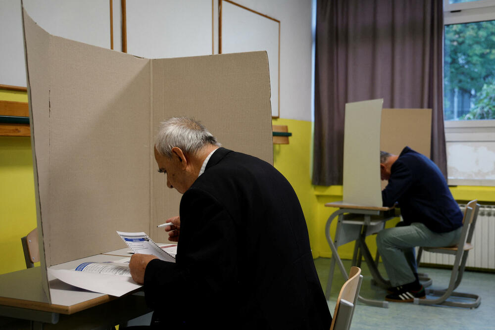 <p>Glasači na biračkim mjestima prvo bivaju biometrijski identifikovani, dok se glasački listići nakon glasanja prvo ubacuju u skener, a odatle automatski u zapečaćenu glasačku kutiju</p>