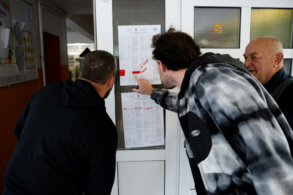 <p>Glasači na biračkim mjestima prvo bivaju biometrijski identifikovani, dok se glasački listići nakon glasanja prvo ubacuju u skener, a odatle automatski u zapečaćenu glasačku kutiju</p>