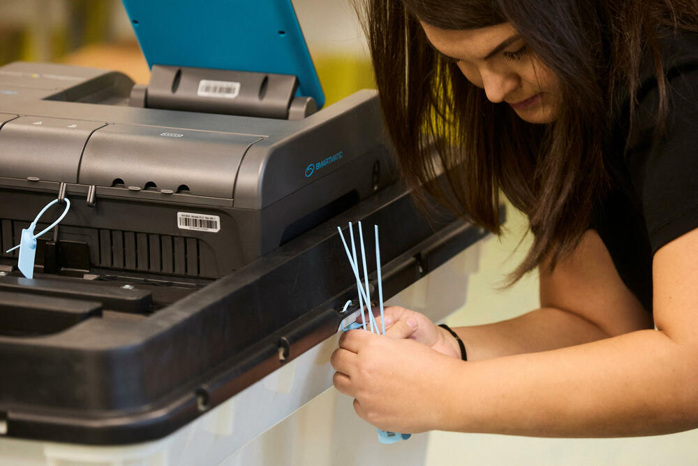 <p>Glasači na biračkim mjestima prvo bivaju biometrijski identifikovani, dok se glasački listići nakon glasanja prvo ubacuju u skener, a odatle automatski u zapečaćenu glasačku kutiju</p>