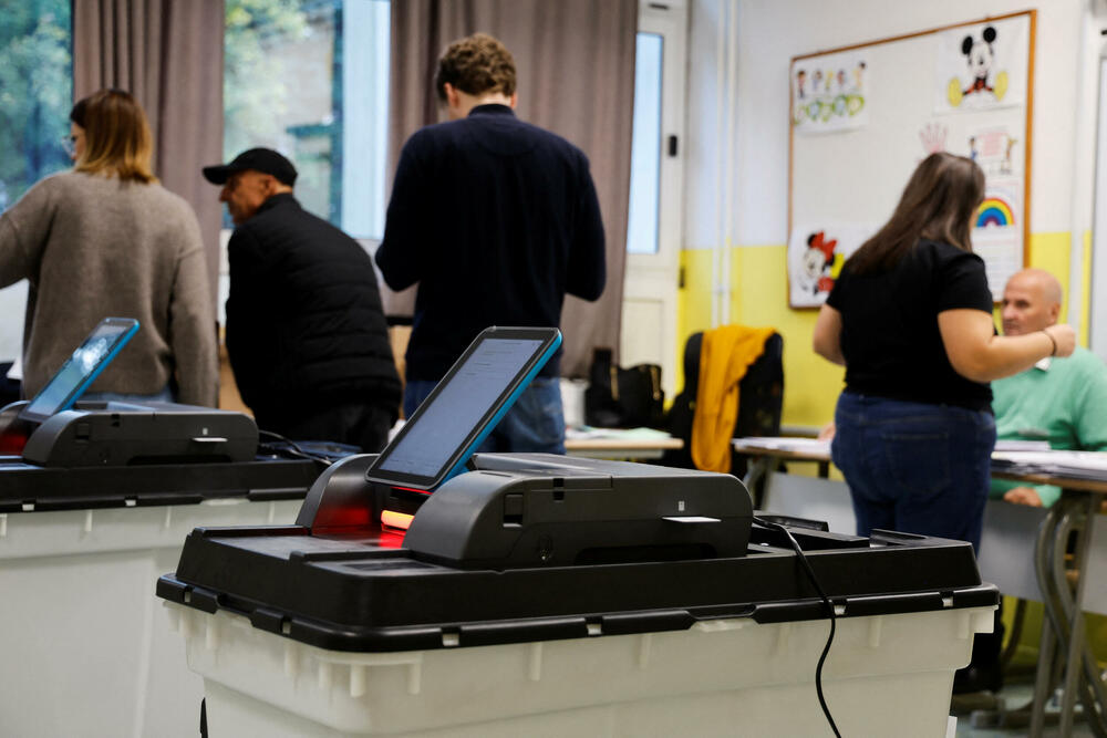 <p>Glasači na biračkim mjestima prvo bivaju biometrijski identifikovani, dok se glasački listići nakon glasanja prvo ubacuju u skener, a odatle automatski u zapečaćenu glasačku kutiju</p>