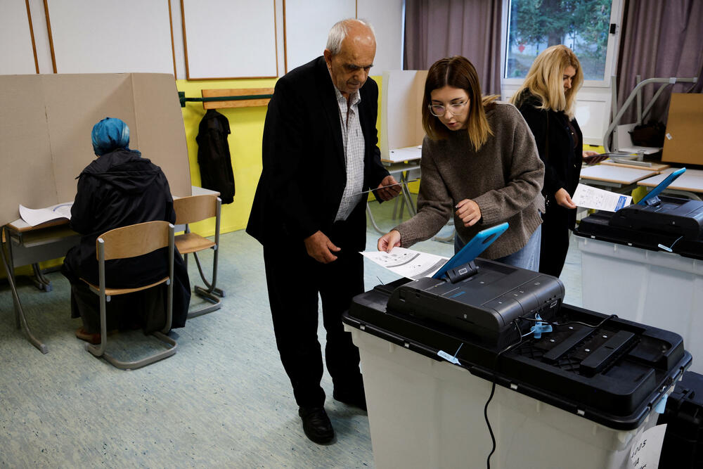 <p>Glasači na biračkim mjestima prvo bivaju biometrijski identifikovani, dok se glasački listići nakon glasanja prvo ubacuju u skener, a odatle automatski u zapečaćenu glasačku kutiju</p>