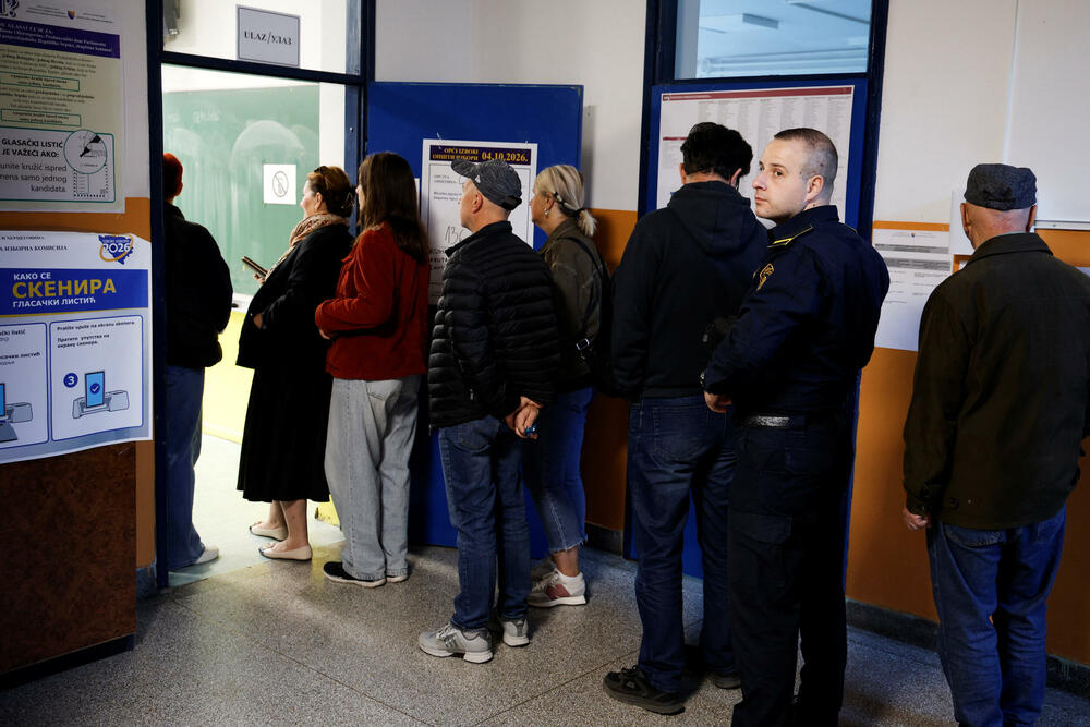 <p>Glasači na biračkim mjestima prvo bivaju biometrijski identifikovani, dok se glasački listići nakon glasanja prvo ubacuju u skener, a odatle automatski u zapečaćenu glasačku kutiju</p>