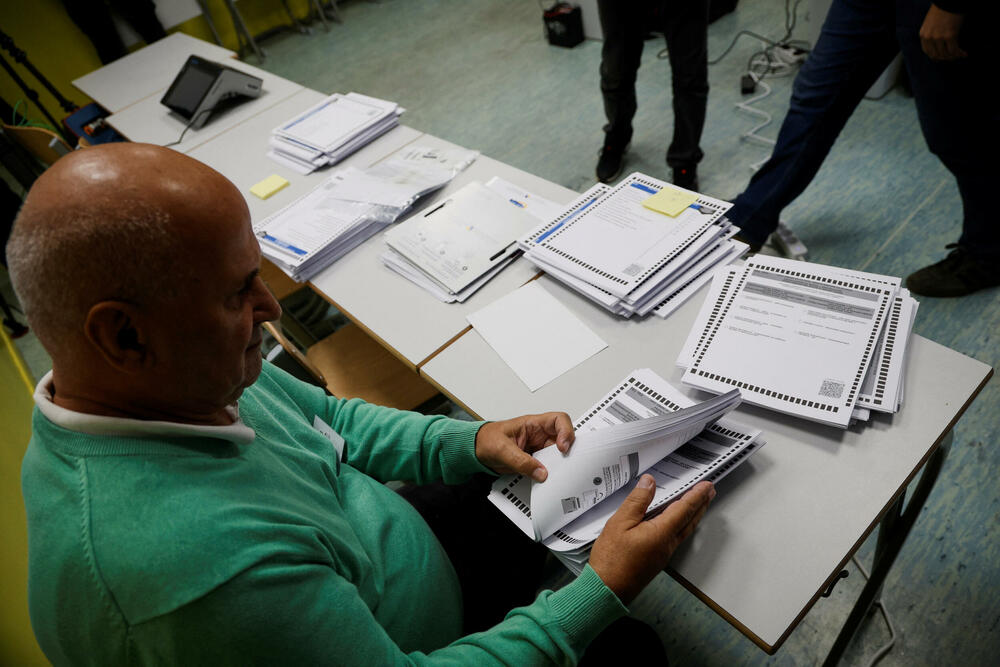 <p>Glasači na biračkim mjestima prvo bivaju biometrijski identifikovani, dok se glasački listići nakon glasanja prvo ubacuju u skener, a odatle automatski u zapečaćenu glasačku kutiju</p>