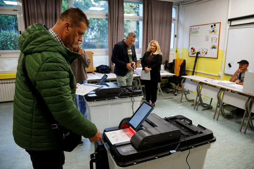 <p>Glasači na biračkim mjestima prvo bivaju biometrijski identifikovani, dok se glasački listići nakon glasanja prvo ubacuju u skener, a odatle automatski u zapečaćenu glasačku kutiju</p>