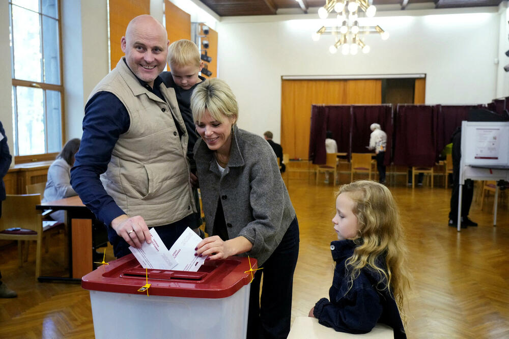 Kulbergs sa suprugom Anom i djecom na glasačkom mjestu, Foto: Reuters