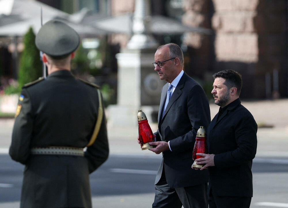 <p>Agencija Asošiejted pres (AP) prenosi da je ruski dron pogodio Sjeverni most preko rijeke Dnjepar u Kijevu, te da na društvenim mrežama kruže video snimci pokazujući kako dron ulijeće u most i izaziva eksploziju dok vozila prelaze</p>