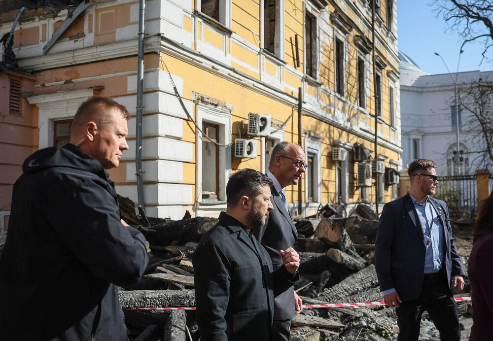<p>Agencija Asošiejted pres (AP) prenosi da je ruski dron pogodio Sjeverni most preko rijeke Dnjepar u Kijevu, te da na društvenim mrežama kruže video snimci pokazujući kako dron ulijeće u most i izaziva eksploziju dok vozila prelaze</p>
