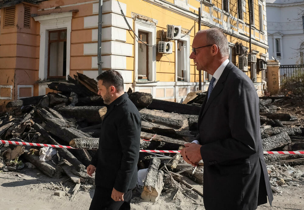 <p>Agencija Asošiejted pres (AP) prenosi da je ruski dron pogodio Sjeverni most preko rijeke Dnjepar u Kijevu, te da na društvenim mrežama kruže video snimci pokazujući kako dron ulijeće u most i izaziva eksploziju dok vozila prelaze</p>