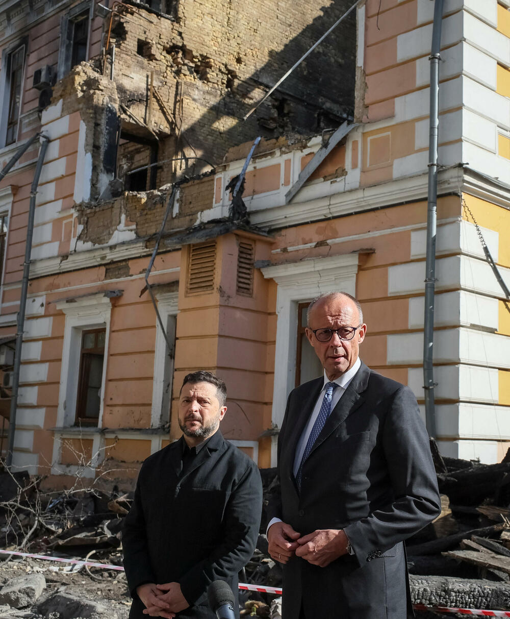 <p>Agencija Asošiejted pres (AP) prenosi da je ruski dron pogodio Sjeverni most preko rijeke Dnjepar u Kijevu, te da na društvenim mrežama kruže video snimci pokazujući kako dron ulijeće u most i izaziva eksploziju dok vozila prelaze</p>