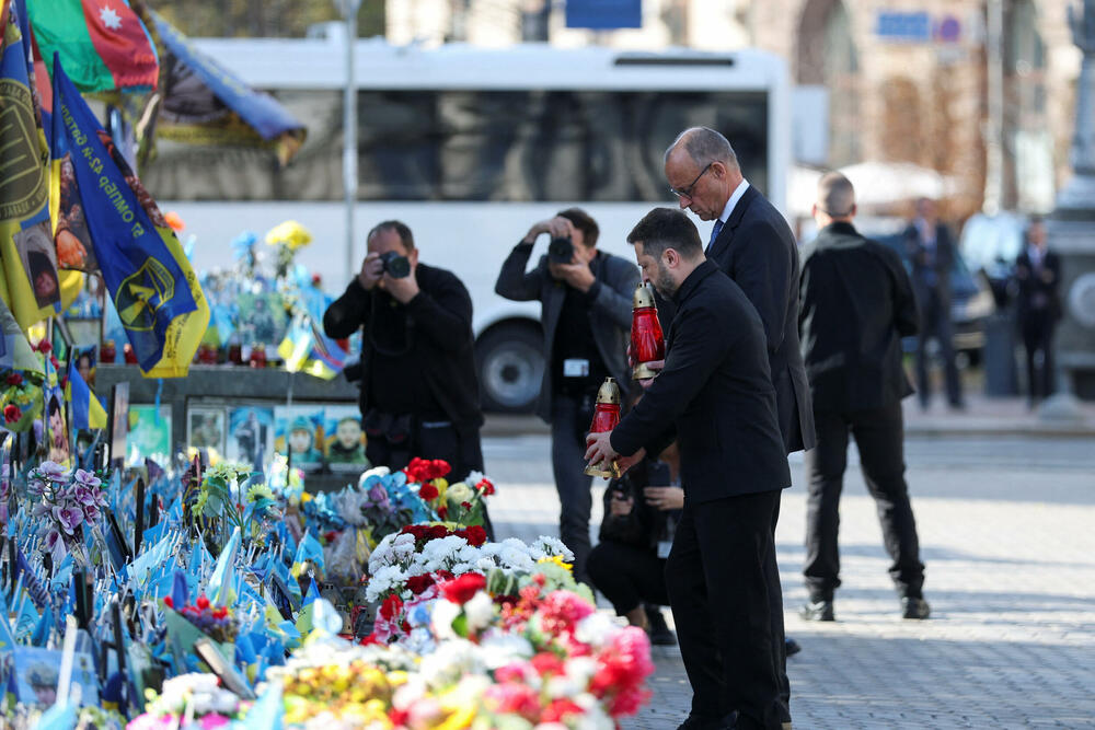 <p>Agencija Asošiejted pres (AP) prenosi da je ruski dron pogodio Sjeverni most preko rijeke Dnjepar u Kijevu, te da na društvenim mrežama kruže video snimci pokazujući kako dron ulijeće u most i izaziva eksploziju dok vozila prelaze</p>