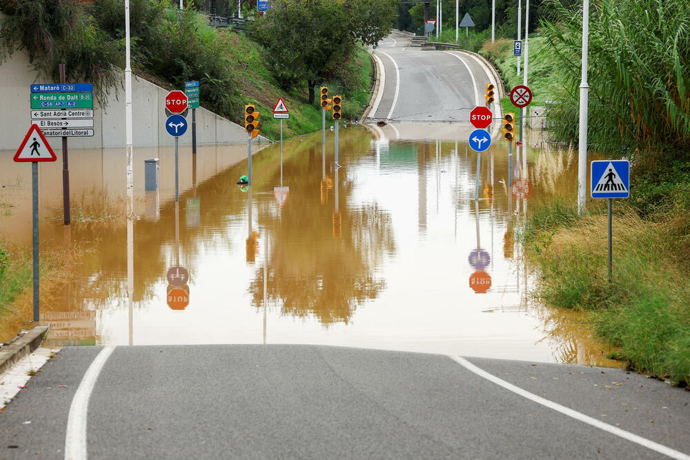 <p>Letovi su juče otkazani na aerodromu u Barseloni, a željeznički saobraćaj je otežan</p>
