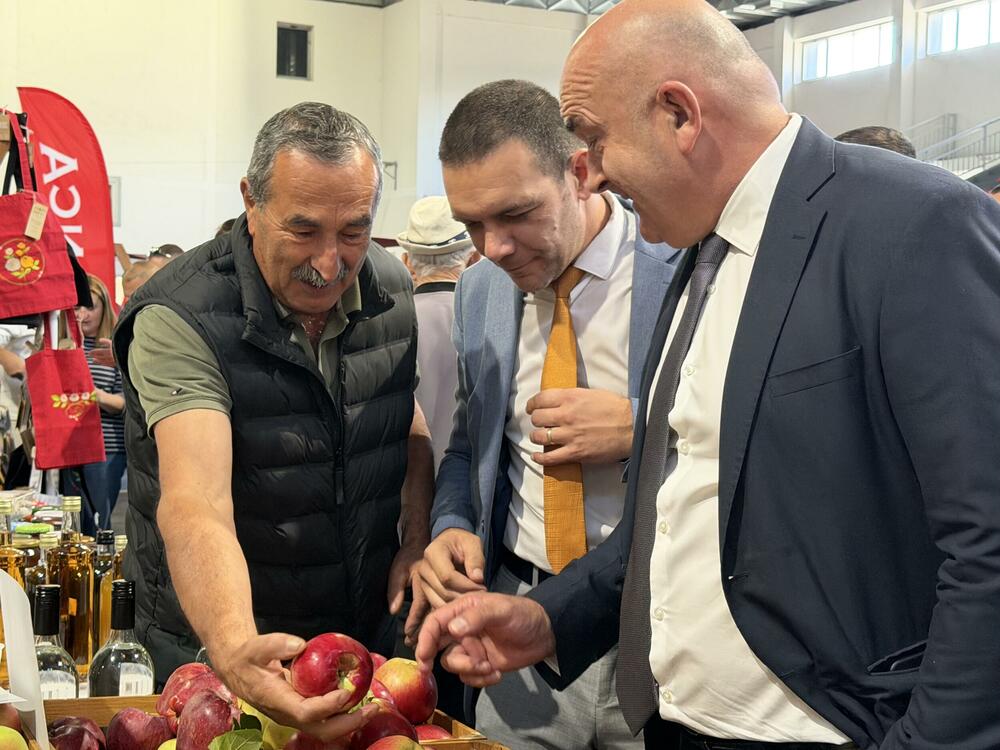 <p>Iz Ministarstva poljoprivrede, šumarstva i vodoprivrede (MPŠV) je saopšteno da se ministar Vladimir Joković obratio poljoprivrednim proizvođačima, izlagačima i građanima na 6. Međunarodnom sajmu poljoprivrede, prehrane i domaće radinosti u Beranama, ističući značaj sajmova za promociju domaće proizvodnje, povezivanje proizvođača i otvaranje novih mogućnosti za plasman proizvoda</p>