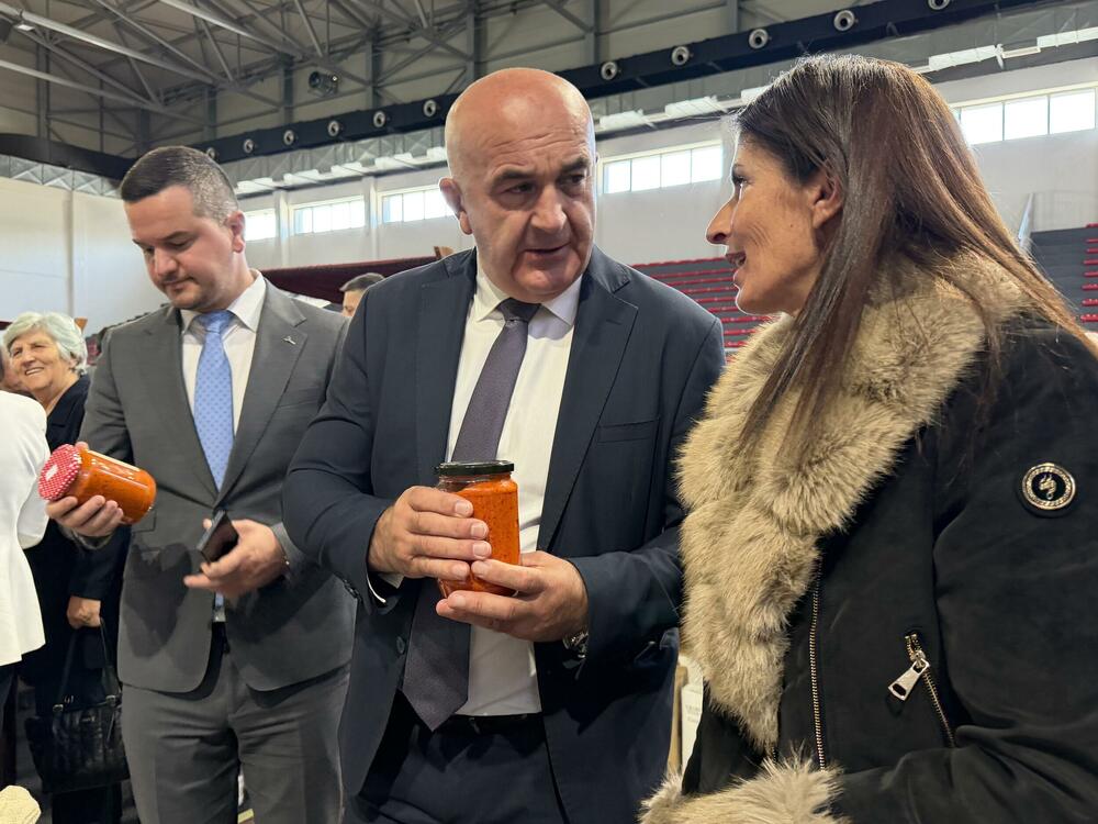 <p>Iz Ministarstva poljoprivrede, šumarstva i vodoprivrede (MPŠV) je saopšteno da se ministar Vladimir Joković obratio poljoprivrednim proizvođačima, izlagačima i građanima na 6. Međunarodnom sajmu poljoprivrede, prehrane i domaće radinosti u Beranama, ističući značaj sajmova za promociju domaće proizvodnje, povezivanje proizvođača i otvaranje novih mogućnosti za plasman proizvoda</p>