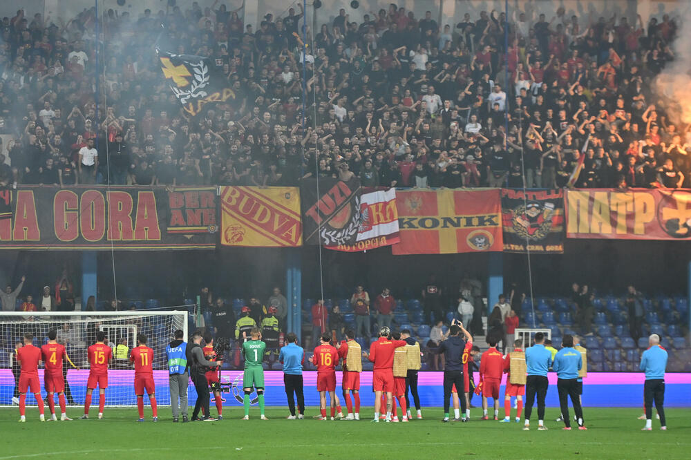 Kao jedno: Fudbaleri i navijači Crne Gore, Foto: Risto Božović