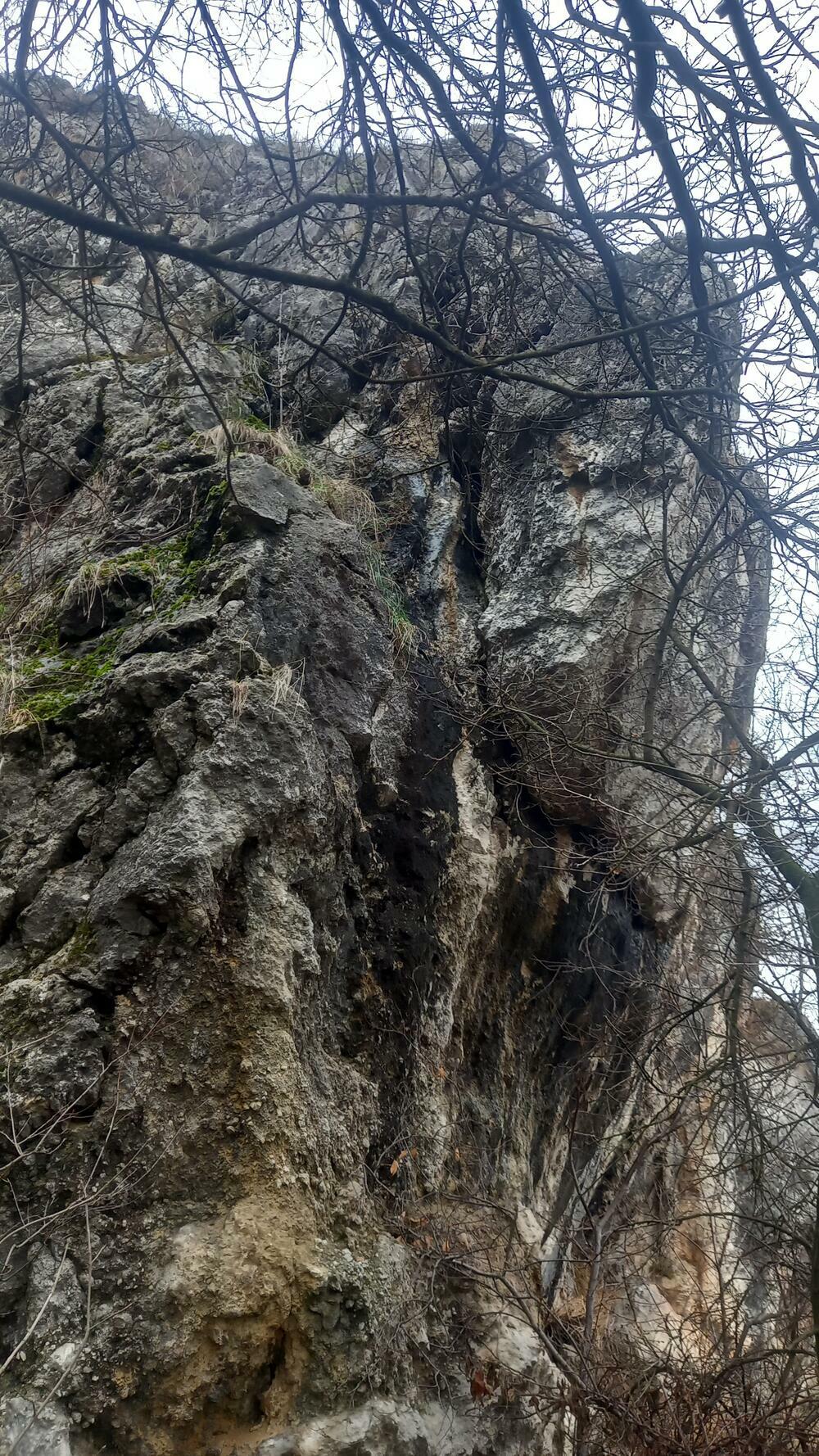 Ispucala stijena prijeti kućama ispod
