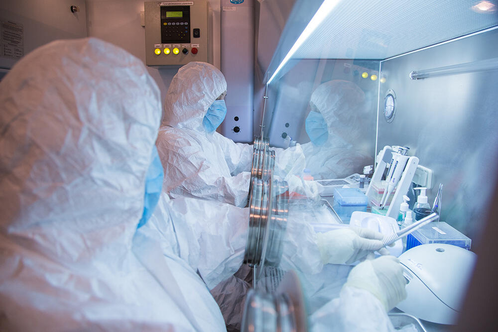 Radnici Instituta za borbu protiv kuge u laboratoriji