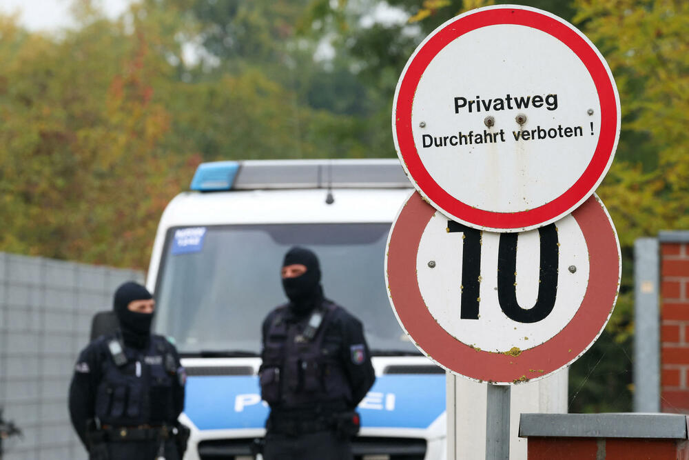 Policija ispred Haningove kuće u Nordvaldeu