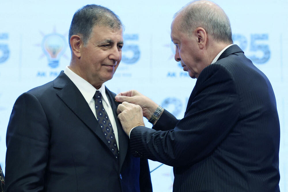 Erdogan kači partijsku značku na rever Tugaju, Foto: Rojters