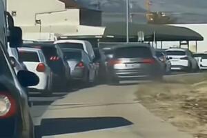 Vozač "audija" kažnjen nakon što je preko trotoara pretekao kolonu...