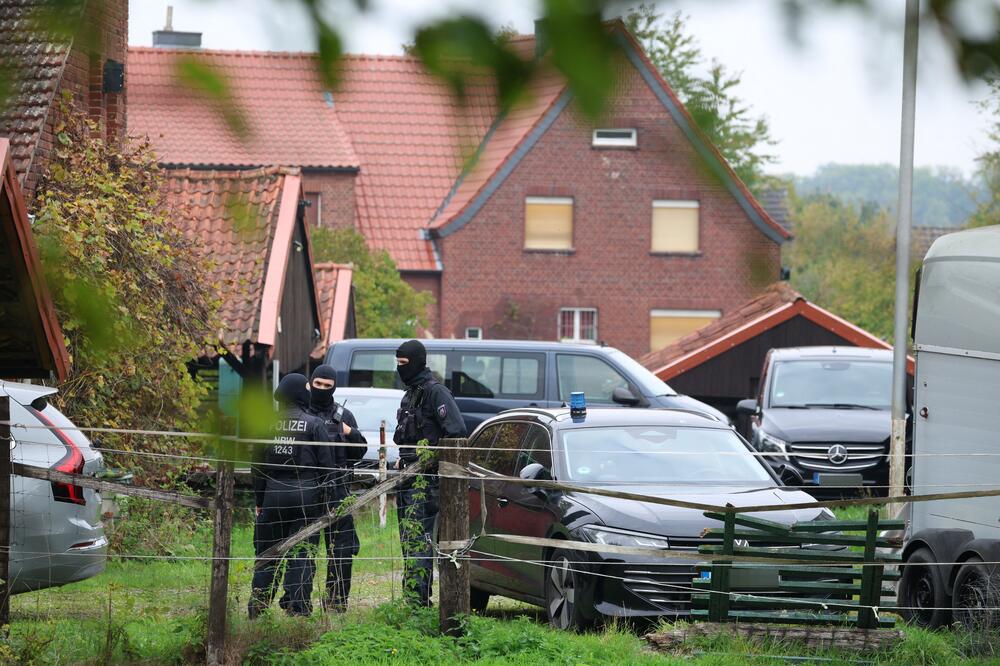 Policija ispred Haningove kuće u Nordvaldeu, Foto: Beta/AP
