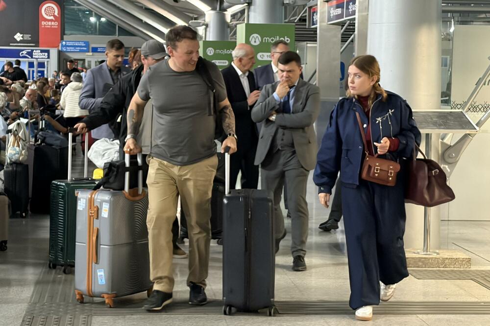 Zvinčuk sa suprugom na podgoričkom aerodromu, Foto: Risto Božović