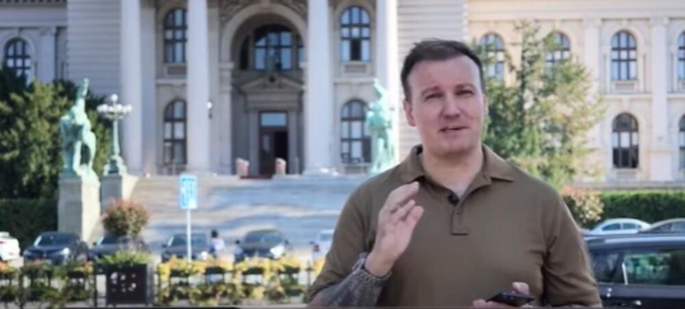 Mihail Zvinčuk ispred Skupštine Srbije u Beogradu, 30. septembra 2026.