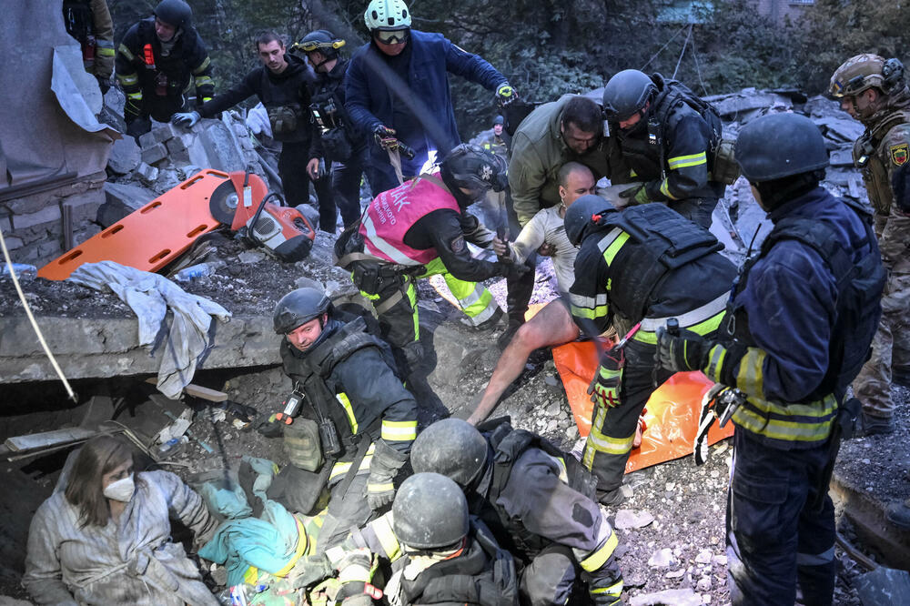 Izvlačenje povrijeđenih, Foto: Reuters
