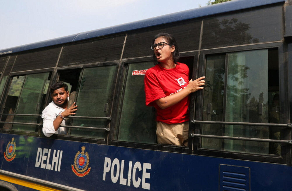 <p>Neha Bora (29) jedna je od nekoliko istaknutih aktivista privedenih ovog vikenda, dok su vlasti pooštrile mjere protiv demonstranata predvođenih omladinskim pokretom "Bubašvaba" (Cockroach), koji pokušavaju da protestuju zbog, kako tvrde, masovne izborne krađe u korist stranke premijera Indije Narendre Modija</p>