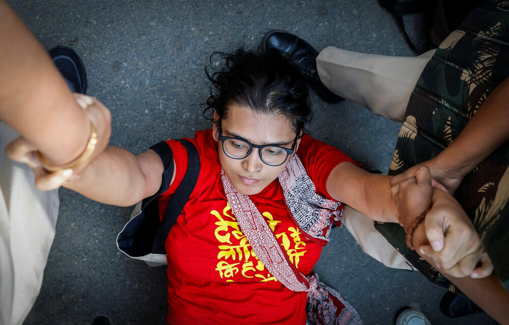 <p>Neha Bora (29) jedna je od nekoliko istaknutih aktivista privedenih ovog vikenda, dok su vlasti pooštrile mjere protiv demonstranata predvođenih omladinskim pokretom "Bubašvaba" (Cockroach), koji pokušavaju da protestuju zbog, kako tvrde, masovne izborne krađe u korist stranke premijera Indije Narendre Modija</p>
