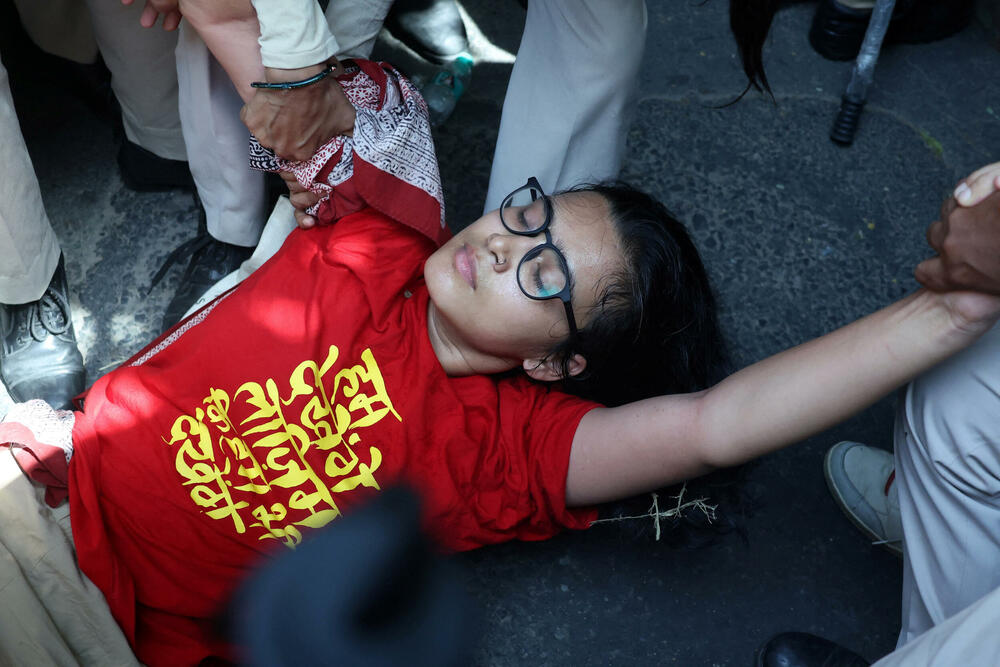 <p>Neha Bora (29) jedna je od nekoliko istaknutih aktivista privedenih ovog vikenda, dok su vlasti pooštrile mjere protiv demonstranata predvođenih omladinskim pokretom "Bubašvaba" (Cockroach), koji pokušavaju da protestuju zbog, kako tvrde, masovne izborne krađe u korist stranke premijera Indije Narendre Modija</p>