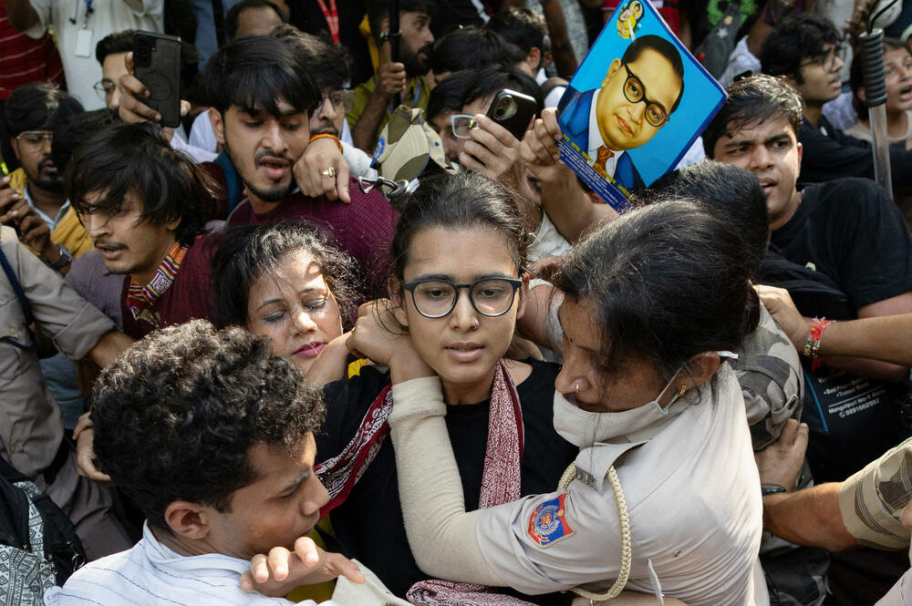 <p>Neha Bora (29) jedna je od nekoliko istaknutih aktivista privedenih ovog vikenda, dok su vlasti pooštrile mjere protiv demonstranata predvođenih omladinskim pokretom "Bubašvaba" (Cockroach), koji pokušavaju da protestuju zbog, kako tvrde, masovne izborne krađe u korist stranke premijera Indije Narendre Modija</p>
