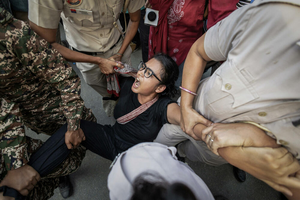<p>Neha Bora (29) jedna je od nekoliko istaknutih aktivista privedenih ovog vikenda, dok su vlasti pooštrile mjere protiv demonstranata predvođenih omladinskim pokretom "Bubašvaba" (Cockroach), koji pokušavaju da protestuju zbog, kako tvrde, masovne izborne krađe u korist stranke premijera Indije Narendre Modija</p>