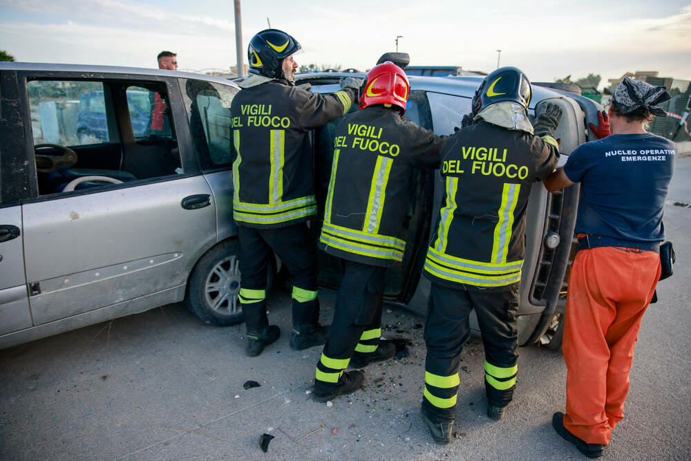 <p>Među najteže povrijeđenima je 70-godišnji muškarac koji je primljen u bolnicu u gradu Mazara del Valo u kritičnom stanju, sa više preloma</p>