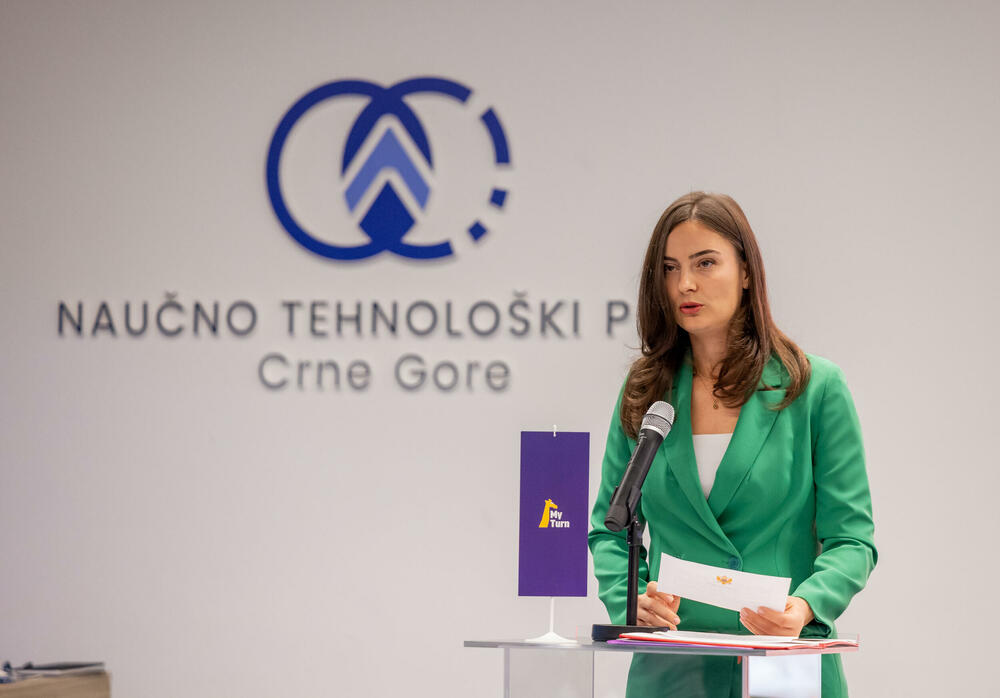 <p>Konferencija &bdquo;Djeca za 21. vijek&ldquo;, koju je MyTurn organizovao 9. oktobra u Naučno-tehnološkom parku Crne Gore, uz podršku kompanija MTEL, Hipotekarna banka i Efel Motors - Toyota, okupila je roditelje, stručnjake i predstavnike kompanija kako bi razgovarali o izazovima savremenog odrastanja.</p>