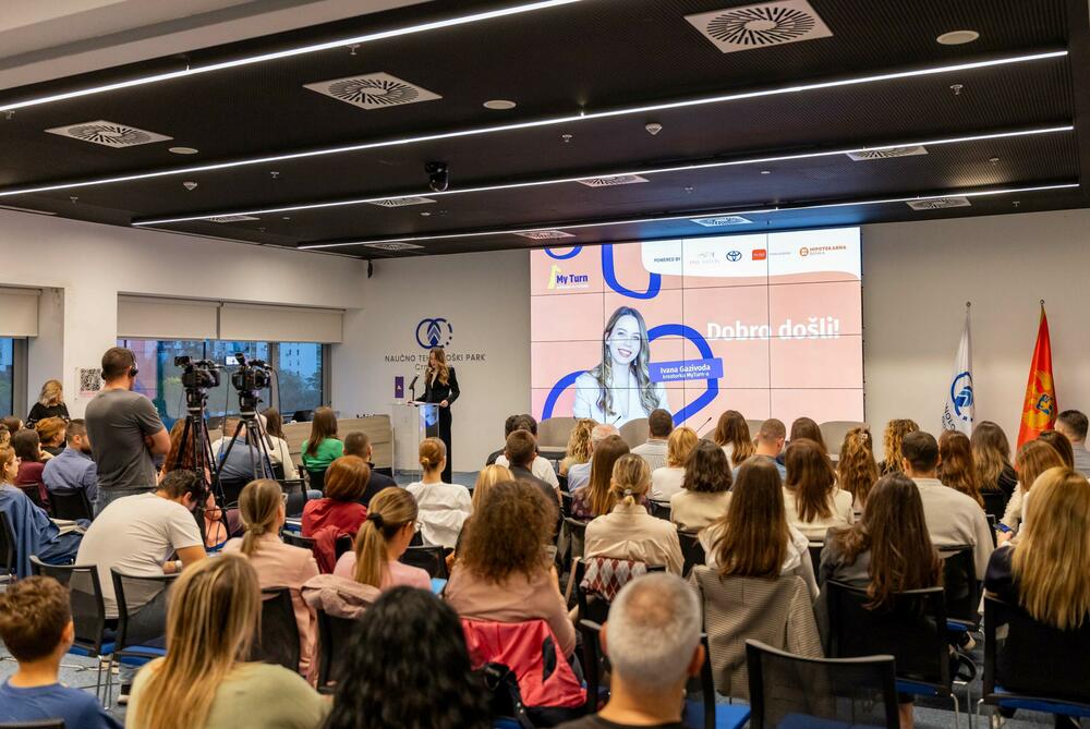 <p>Konferencija &bdquo;Djeca za 21. vijek&ldquo;, koju je MyTurn organizovao 9. oktobra u Naučno-tehnološkom parku Crne Gore, uz podršku kompanija MTEL, Hipotekarna banka i Efel Motors - Toyota, okupila je roditelje, stručnjake i predstavnike kompanija kako bi razgovarali o izazovima savremenog odrastanja.</p>