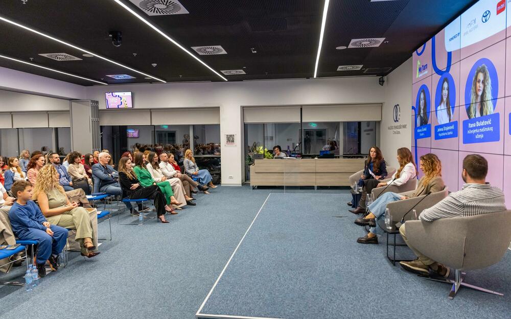 <p>Konferencija &bdquo;Djeca za 21. vijek&ldquo;, koju je MyTurn organizovao 9. oktobra u Naučno-tehnološkom parku Crne Gore, uz podršku kompanija MTEL, Hipotekarna banka i Efel Motors - Toyota, okupila je roditelje, stručnjake i predstavnike kompanija kako bi razgovarali o izazovima savremenog odrastanja.</p>