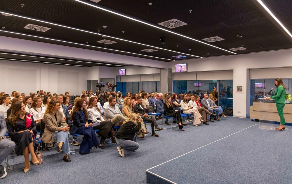 <p>Konferencija &bdquo;Djeca za 21. vijek&ldquo;, koju je MyTurn organizovao 9. oktobra u Naučno-tehnološkom parku Crne Gore, uz podršku kompanija MTEL, Hipotekarna banka i Efel Motors - Toyota, okupila je roditelje, stručnjake i predstavnike kompanija kako bi razgovarali o izazovima savremenog odrastanja.</p>