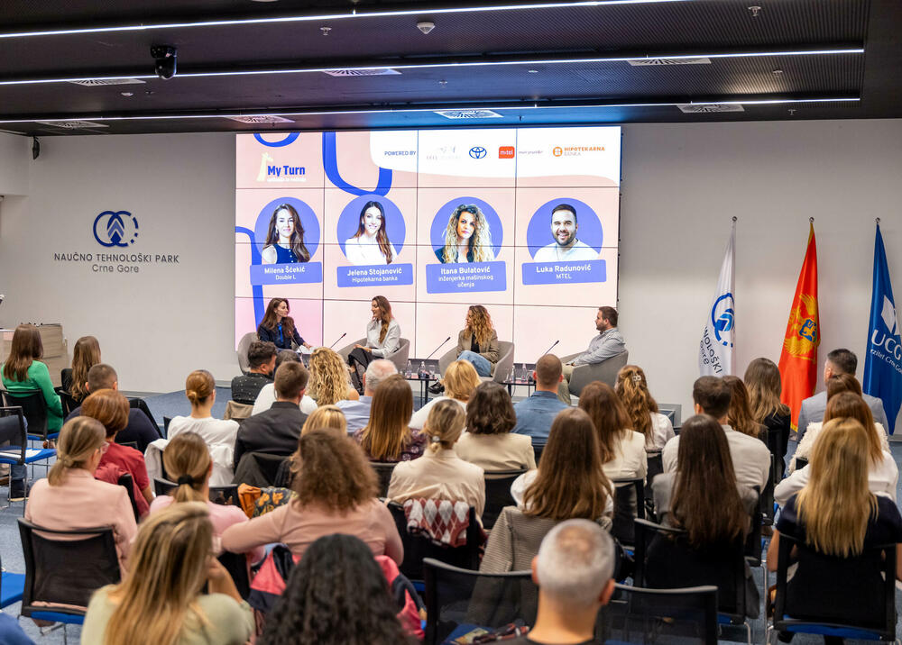 <p>Konferencija &bdquo;Djeca za 21. vijek&ldquo;, koju je MyTurn organizovao 9. oktobra u Naučno-tehnološkom parku Crne Gore, uz podršku kompanija MTEL, Hipotekarna banka i Efel Motors - Toyota, okupila je roditelje, stručnjake i predstavnike kompanija kako bi razgovarali o izazovima savremenog odrastanja.</p>