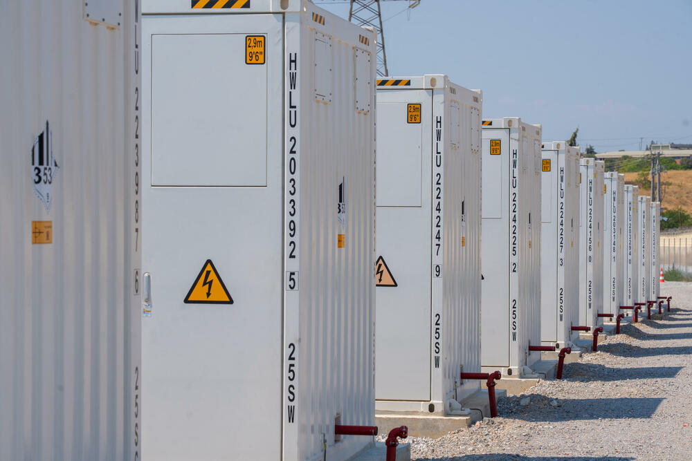 Objekti sistema za baterijsko skladištenje energije kompanije HELLENiQ ENERGY u Solunu. Projekat obuhvata 56 kontejnera sa baterijama koji koriste tehnologiju litijum-gvožđe-fosfata (LFP) i sistem tečnog hlađenja