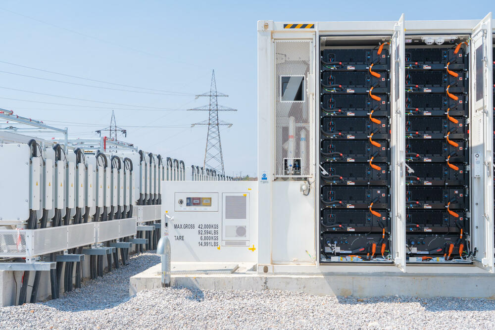 Unutrašnji prikaz baterijskog niza u novom projektu skladištenja električne energije kompanije HELLENiQ ENERGY u industrijskim pogonima Soluna