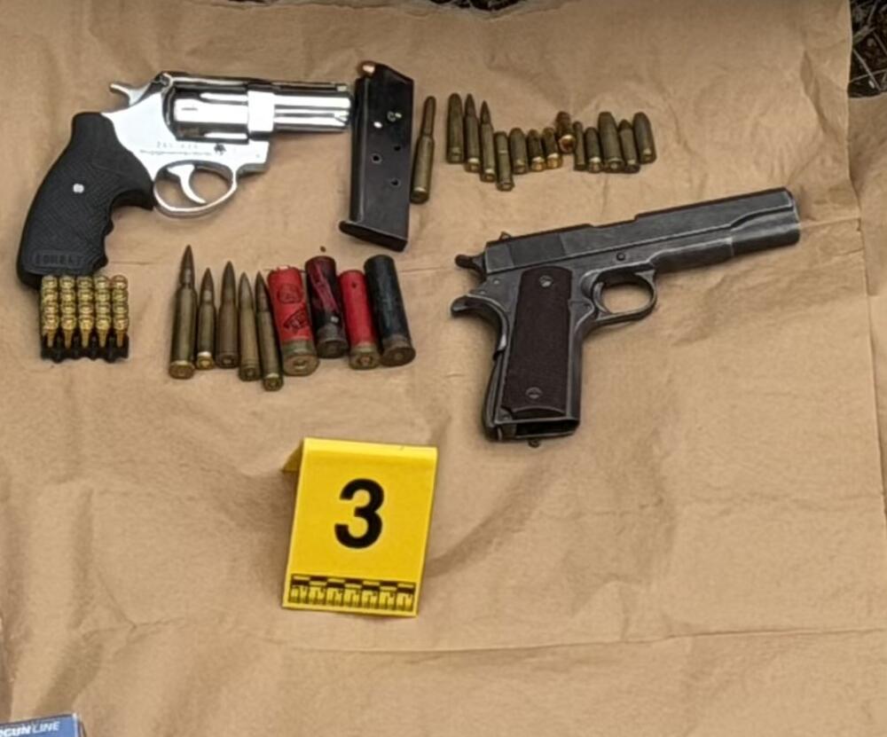 <p>Policija pretresla porodičnu kuću, pronađene i detonatorske kapisle i štapini, kao i okviri za municiju, uhapšene tri osobe</p>