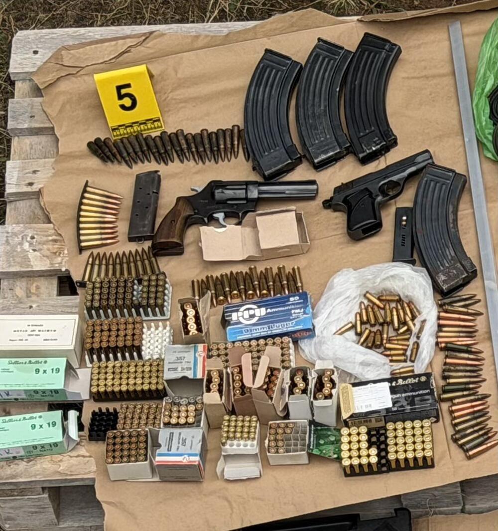<p>Policija pretresla porodičnu kuću, pronađene i detonatorske kapisle i štapini, kao i okviri za municiju, uhapšene tri osobe</p>