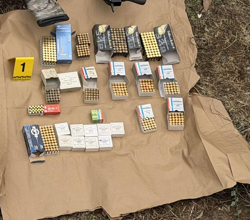 <p>Policija pretresla porodičnu kuću, pronađene i detonatorske kapisle i štapini, kao i okviri za municiju, uhapšene tri osobe</p>