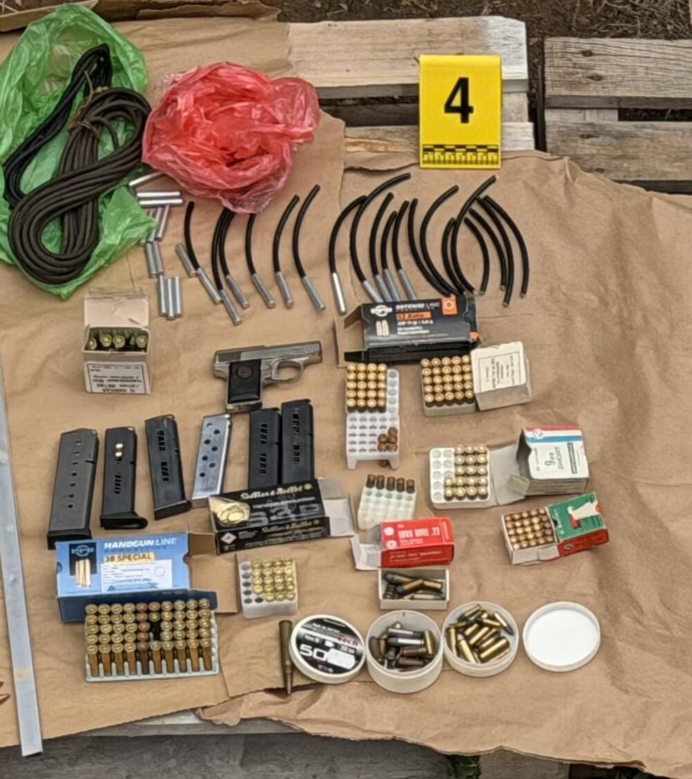 <p>Policija pretresla porodičnu kuću, pronađene i detonatorske kapisle i štapini, kao i okviri za municiju, uhapšene tri osobe</p>