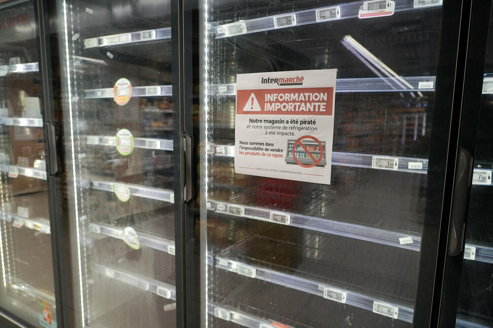 Prazni zamrzivači u supermarketu Intermarše u Parizu nakon hakerskog napada, Foto: Rojters