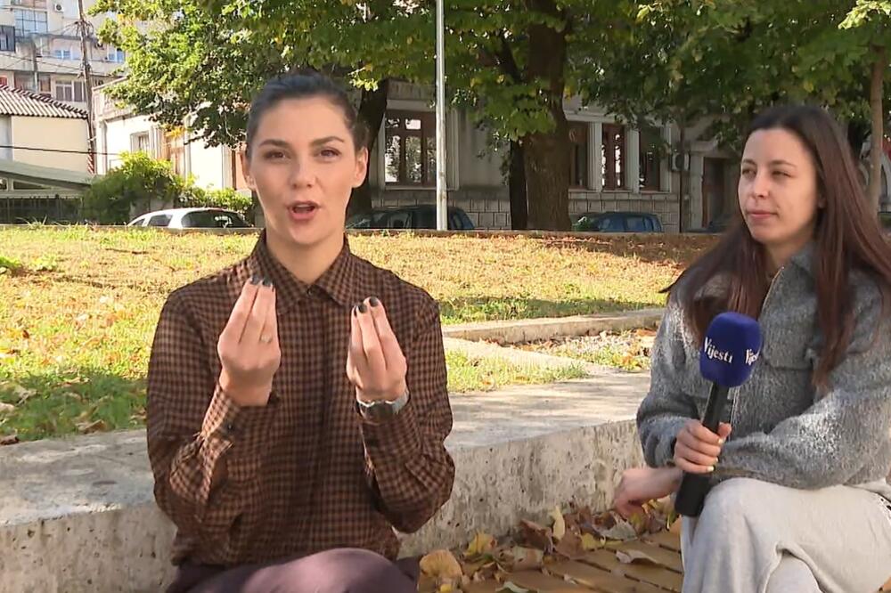 Novinarka TV Vijesti se koristi znakovnim jezikom uz asistenciju Mijušković (desno), Foto: Screenshot/TV Vijesti