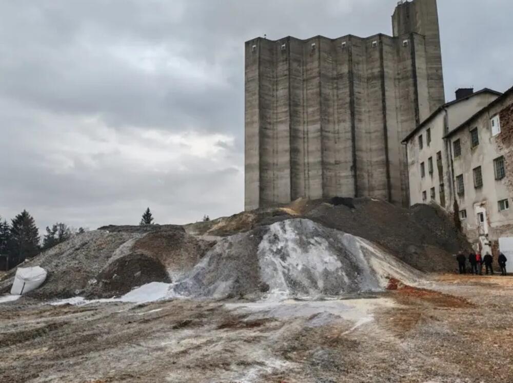 Otpad pronađen na lokaciji kojom je upravljala tvrtka Tipos Resurs u bivšem industrijskom kompleksu PPK Velebit u Gospiću