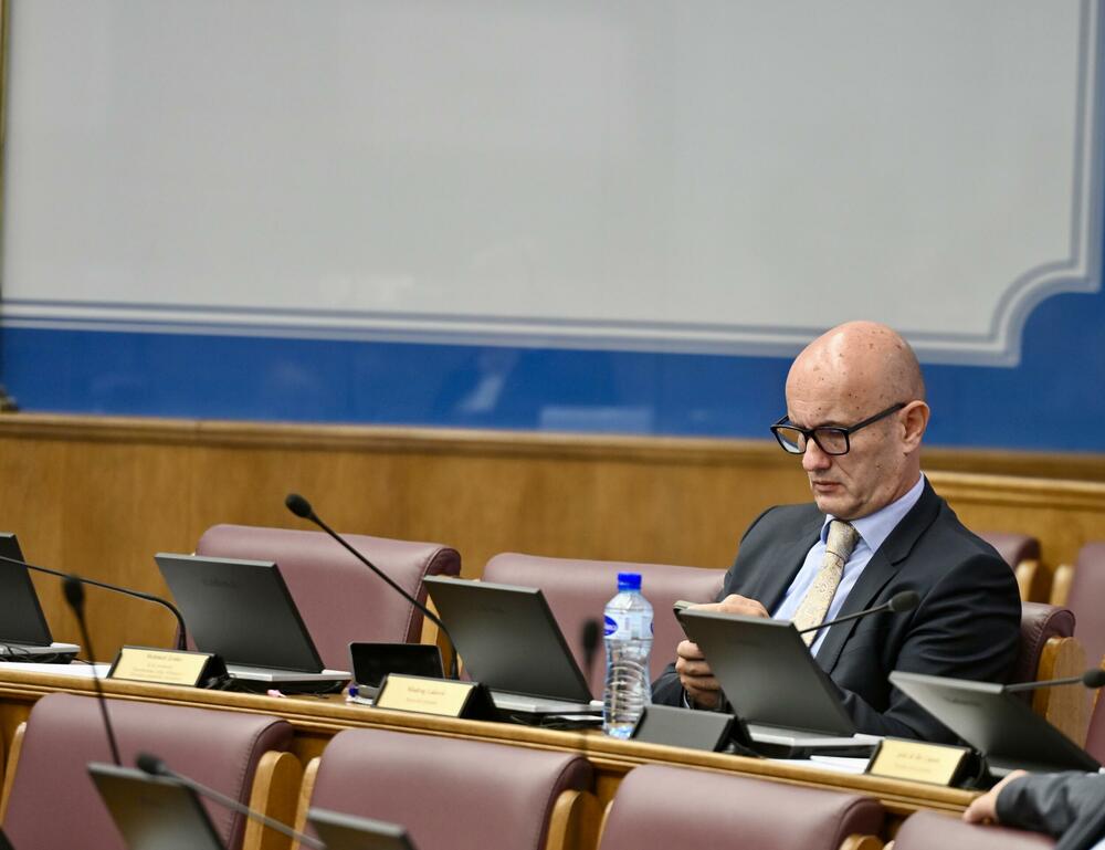 <p>Na današnjoj sjednici parlamenta raspravljalo i glasalo o predlogu za izmjene Ustava koji se tiče ukidanja imuniteta članovima Vlade za koruptivna krivična djela, kao i o popuni praznih mjesta u Sudskom savjetu</p>