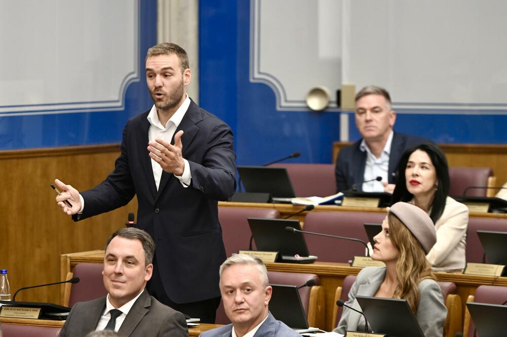 <p>Na današnjoj sjednici parlamenta raspravljalo i glasalo o predlogu za izmjene Ustava koji se tiče ukidanja imuniteta članovima Vlade za koruptivna krivična djela, kao i o popuni praznih mjesta u Sudskom savjetu</p>