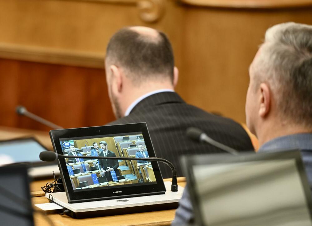 <p>Na današnjoj sjednici parlamenta raspravljalo i glasalo o predlogu za izmjene Ustava koji se tiče ukidanja imuniteta članovima Vlade za koruptivna krivična djela, kao i o popuni praznih mjesta u Sudskom savjetu</p>